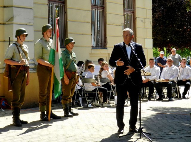 Emlékmenet a katonahősökért 2017 20